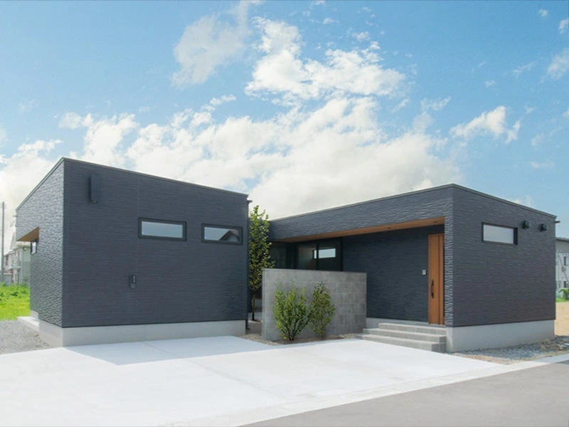 空間を分け、つなぎ、広がる。一級建築士が提案する、中庭のある平屋