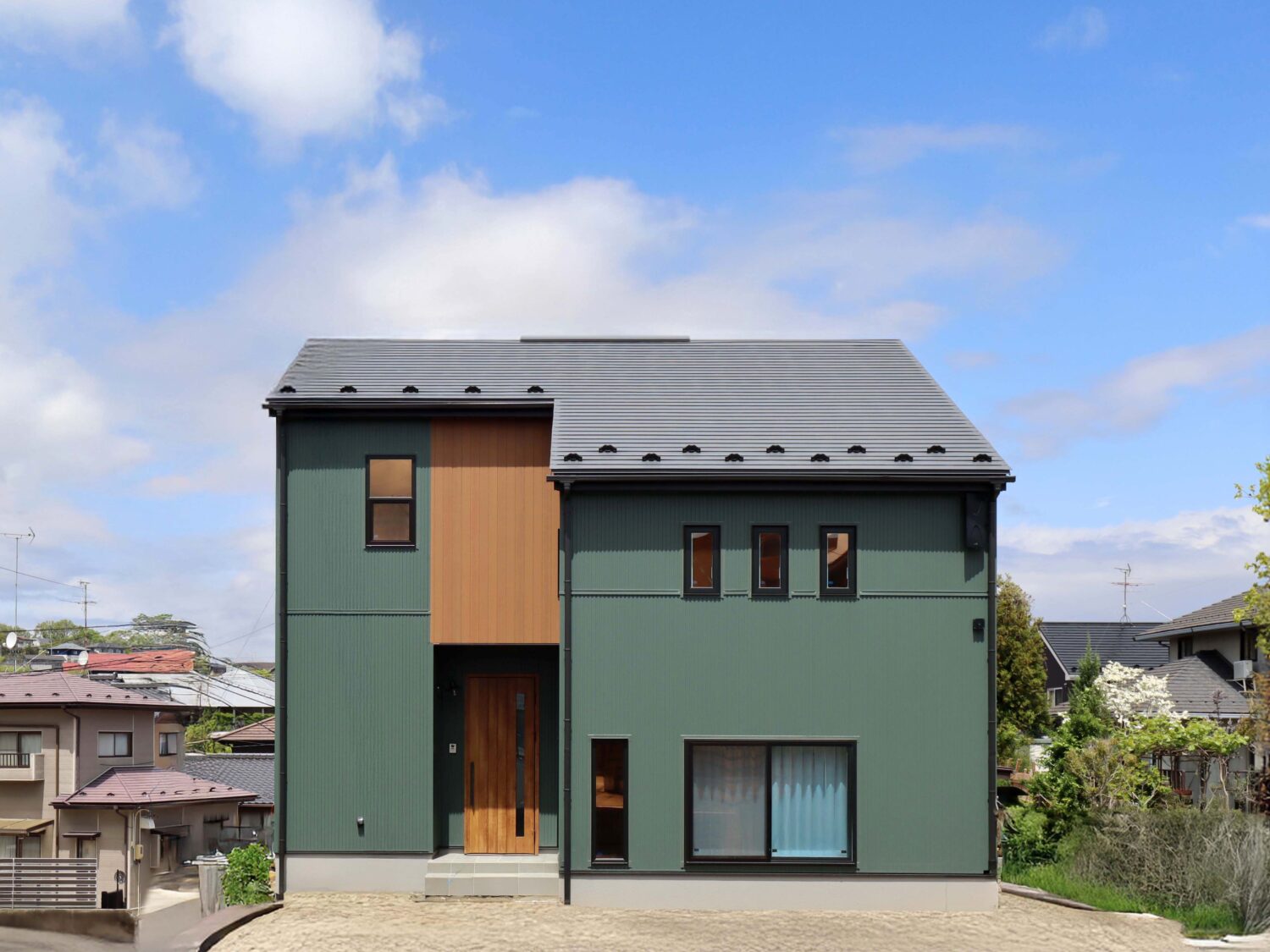 スキップフロア×ダウンフロアリビング×アイアン手すりのあるデザイン住宅