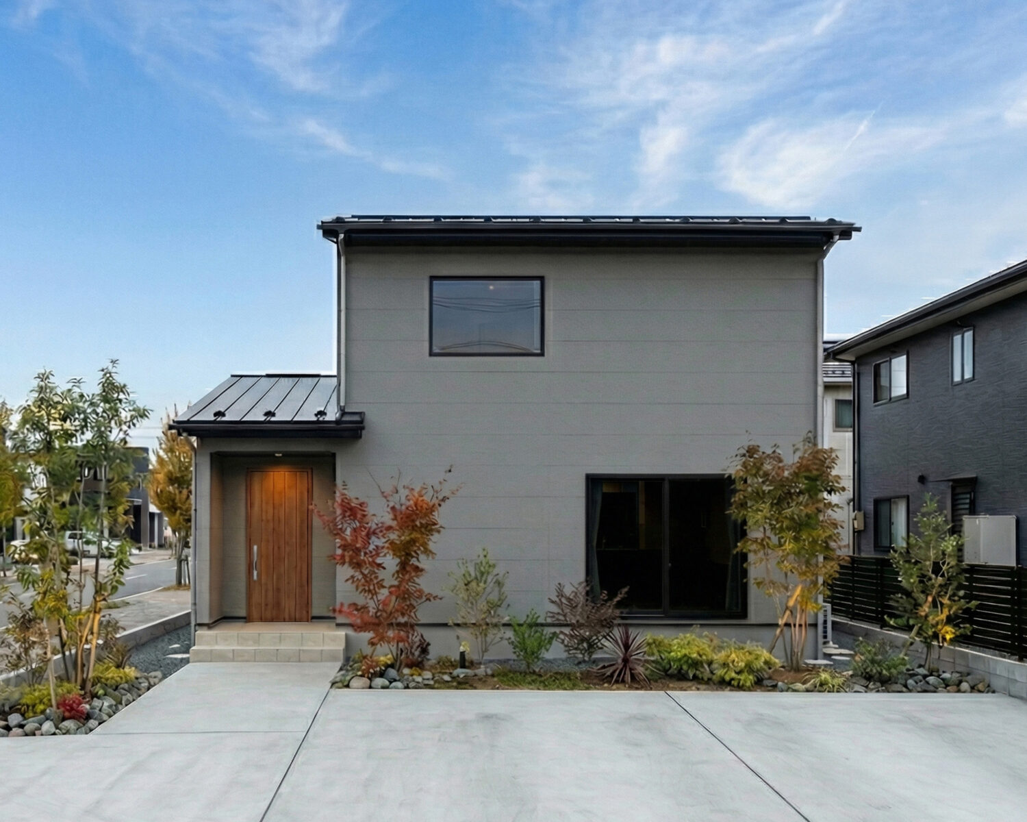 吹き抜けリビングと、造作洗面が出迎える家