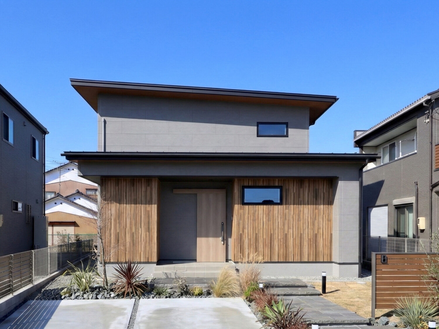 和のやさしさが広がる、吹き抜けリビングの家