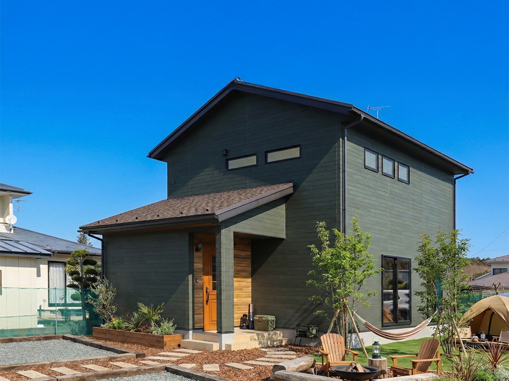 素材を楽しむ、ラフで心地よい木の家