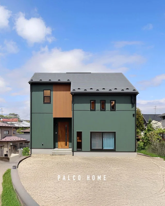 宮城県利府町 | T様 
スキップフロア×ダウンフロアリビング×アイアン手すりのあるデザイン住宅
 グリーンの外壁に木目のアクセントがかわいらしい外観。スキップフロアの下を利用したダウンフロアリビングは、心地よい距離感を生む空間。アイアン手すりもアクセントになって、おしゃれなデザイン住宅に。

3LDK
1 階床面積：17.41坪
2階床面積：14.77坪
延床面積：32.18坪
工事施工面積：35.19坪

＃吹抜け＃スキップフロア＃家事ラク動線＃デザイン階段＃回遊動線＃タタミコーナー＃フリースペース＃火打ち梁＃ダウンフロア＃勾配天井＃オープン階段＃アイアン手すり

パルコホームでは定期的に
見学会などのイベントを開催しています！
インスタDMやLINE
HPからお気軽にご予約ください✉️