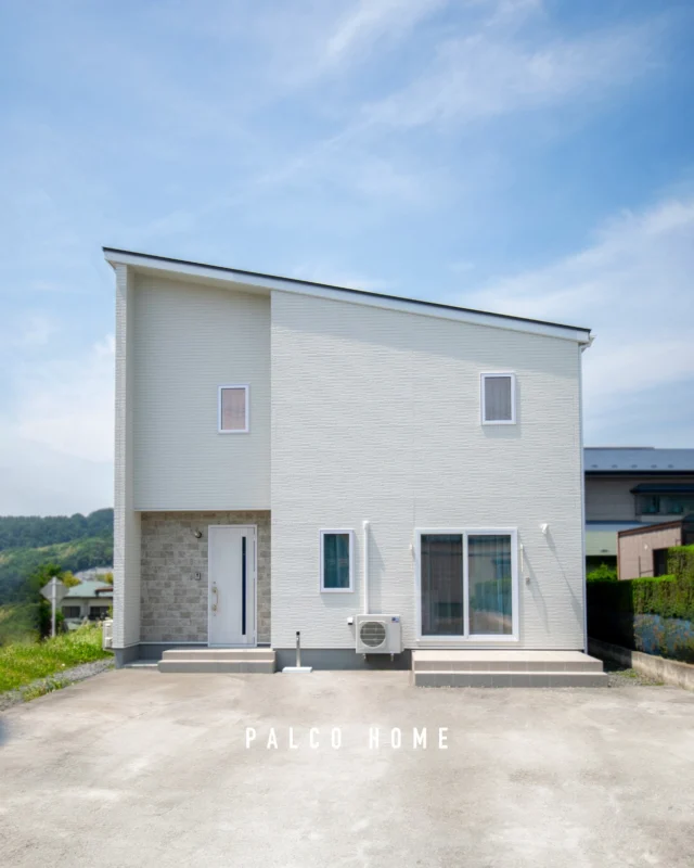 【施工事例】

青森県南部町｜I 様邸

タイルデッキで過ごす楽しい家族時間！
子育て世代の欲しい！ が詰まった家事楽の家。

一階の暮らしやすさを意識したおうちです。
人気の室内干しができるランドリールーム・ファミリークローゼット・帰宅してすぐ手を洗える独立洗面・上着もしまえる玄関収納・目が届きやすいキッズスペース・タイルデッキ。
これらのポイントを押さえ切った間取りを 36 坪以下で完成させました。
特にこだわったのは適材適所の収納。お買い物帰りの食品やストック品の収納時やお掃除などの家事時短に役立つこと間違いなし！

3LDK
1 階床面 積：19.66 坪
2 階床面 積：14.98 坪
延床面 積：34.64 坪
工事施工面積：35.55 坪

#玄関収納 #フリースペース #タイルデッキ #独立洗面台 #回遊動線 #ランドリールーム #WIC #青森 #岩手 #宮城 #新築

パルコホームでは定期的に
見学会などのイベントを開催しています！
インスタDMやLINE・HPから
お気軽にご予約ください✉️